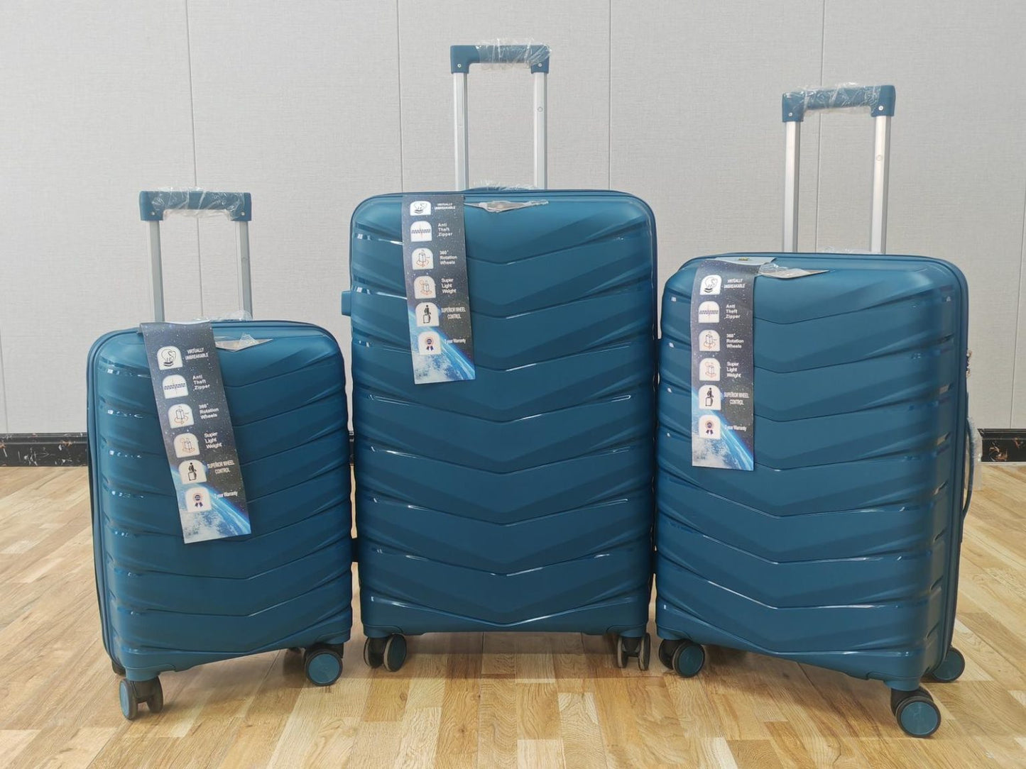 4-delige polypropyleen koffer set (20 – 24 – 28 inch) + make-uptasje blauw